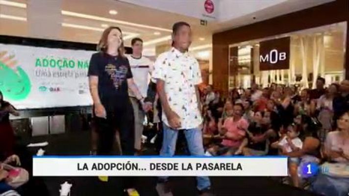 Niños desfilan ante sus posibles padres adoptivos en un centro comercial del estado brasileño de Mato Grosso