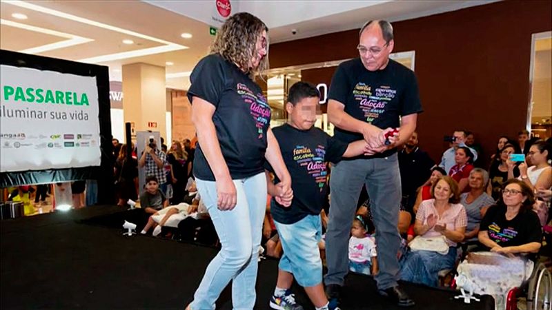 Niños desfilan ante sus posibles padres adoptivos en un centro comercial del estado brasileño de Mato Grosso
