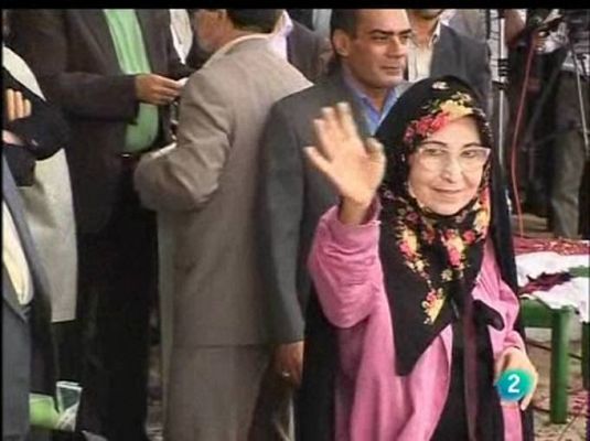  - Una mujer en la tribuna