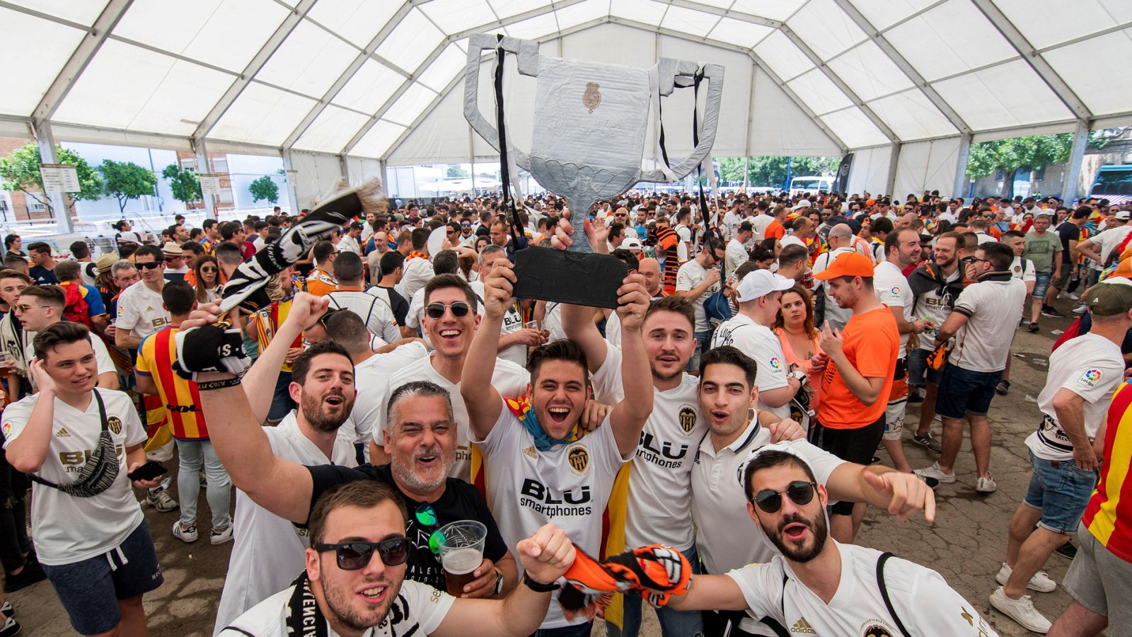 Miles de aficionados del Valencia en Sevilla