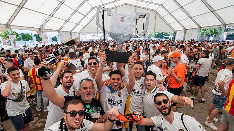 Miles de aficionados del Valencia en Sevilla