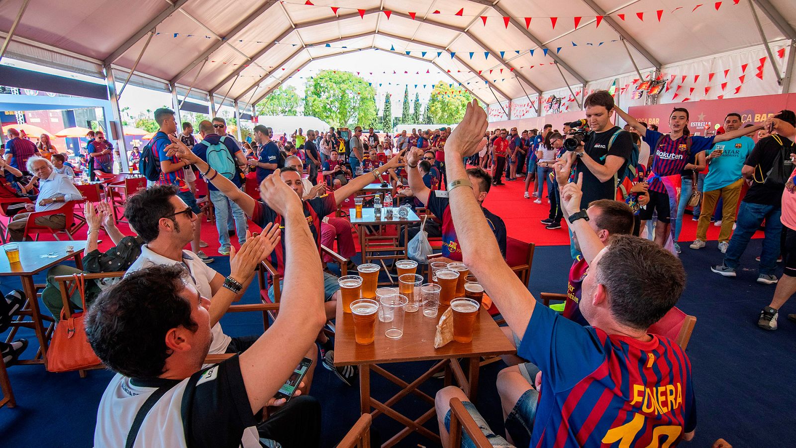 Miles de aficionados del Barcelona disfrutan del ambiente festivo previo a la final de la Copa del Rey que se disputará entre Barcelona y Valencia este sábado en el Benito Villamarín de Sevilla.