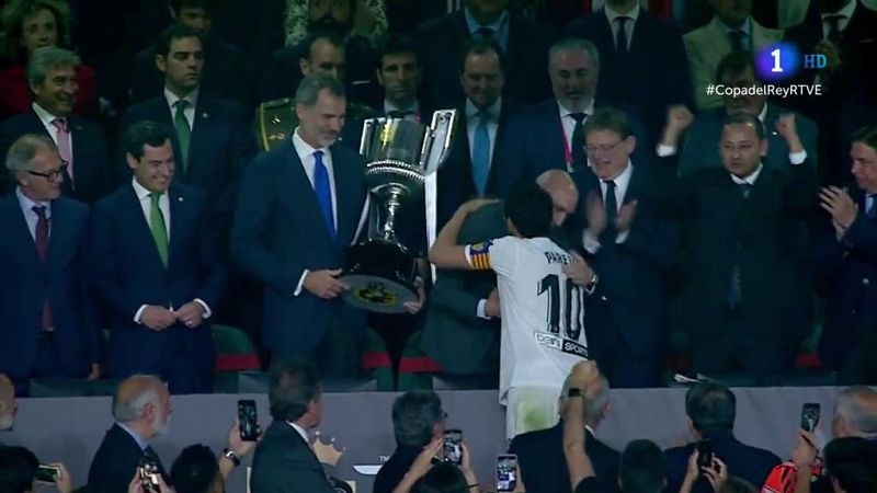 El capitán del Valencia, aún cojo, ha recogido el trofeo entre lágrimas de emoción.