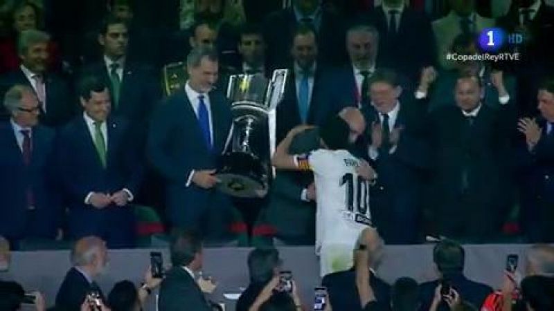 El capitán del Valencia, aún cojo, ha recogido el trofeo entre lágrimas de emoción.