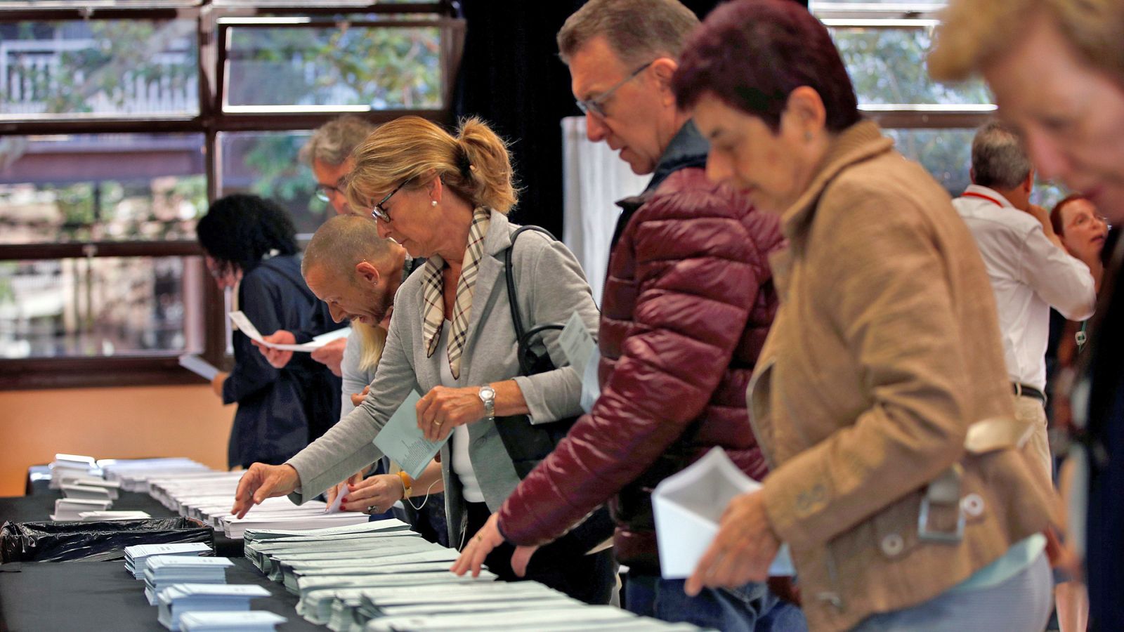 Abren los colegios electorales también de Canarias, una hora más tarde que en el resto de España
