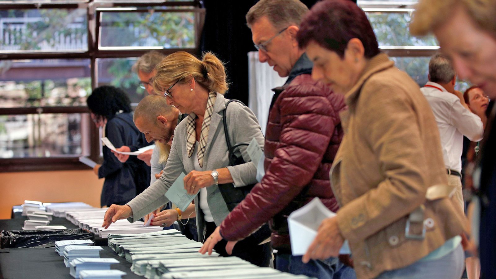 Abren los colegios electorales también de Canarias, una hora más tarde que en el resto de España