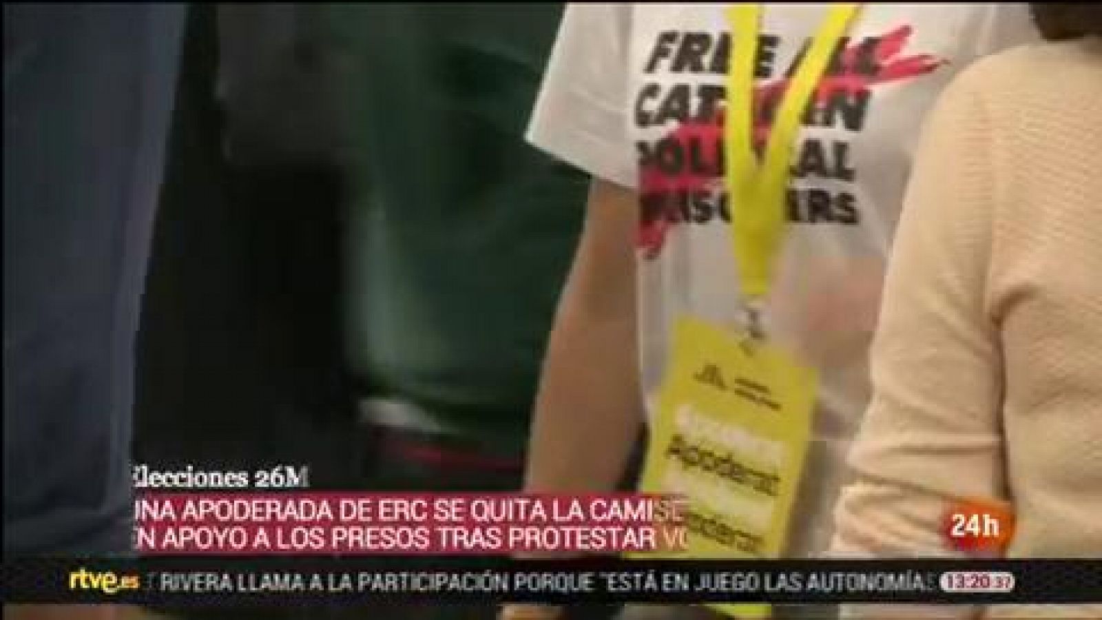 Elecciones 26M: Una apoderada de ERC se quita una camiseta a favor de los presos independentistas tras una discusión con un representante de Vox