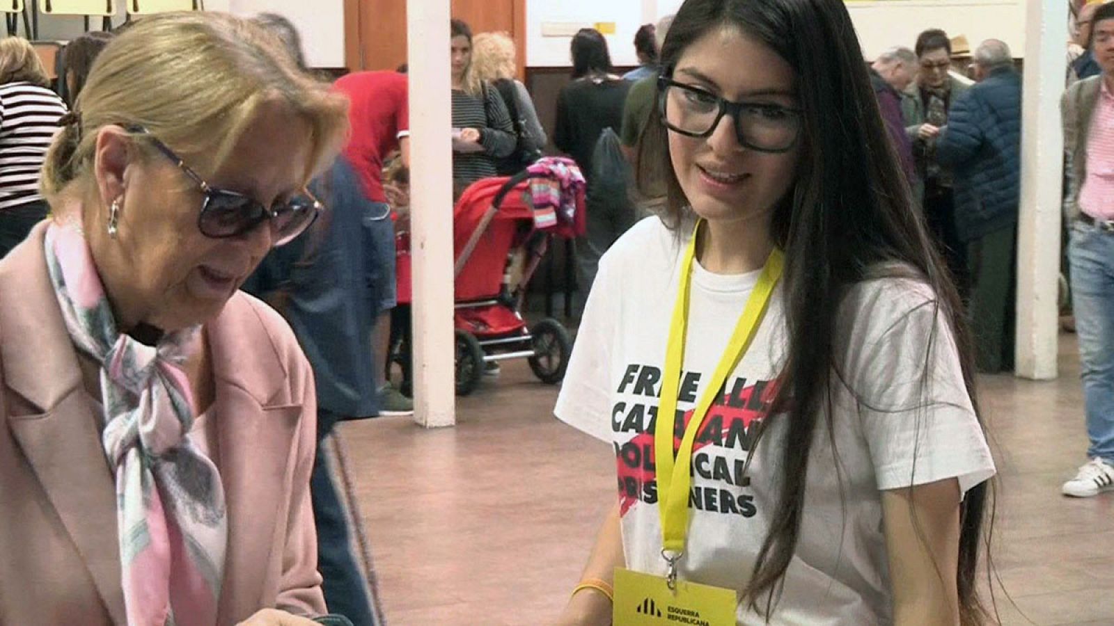 Una apoderada de ERC se quita una camiseta a favor de los presos independentistas tras una discusión con un representante de Vox