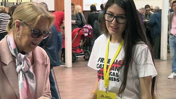  - Una apoderada de ERC se quita una camiseta a favor de los presos independentistas tras una discusión con un representante de Vox