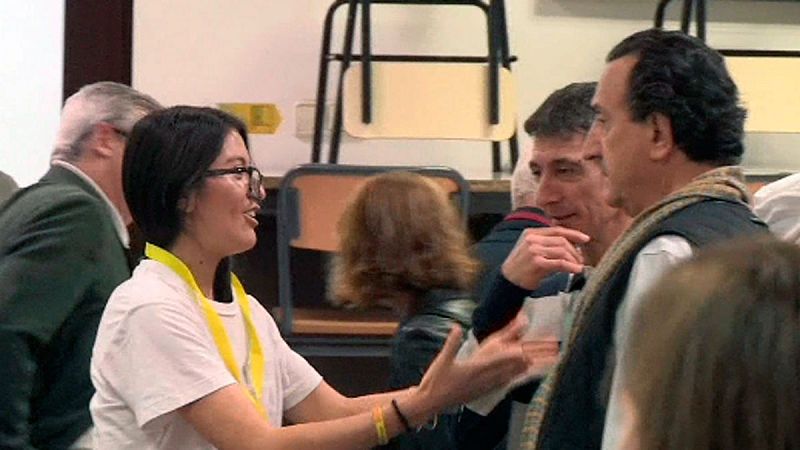 Una apoderada de ERC se quita la camiseta, confusión con las urnas  y otras anécdotas