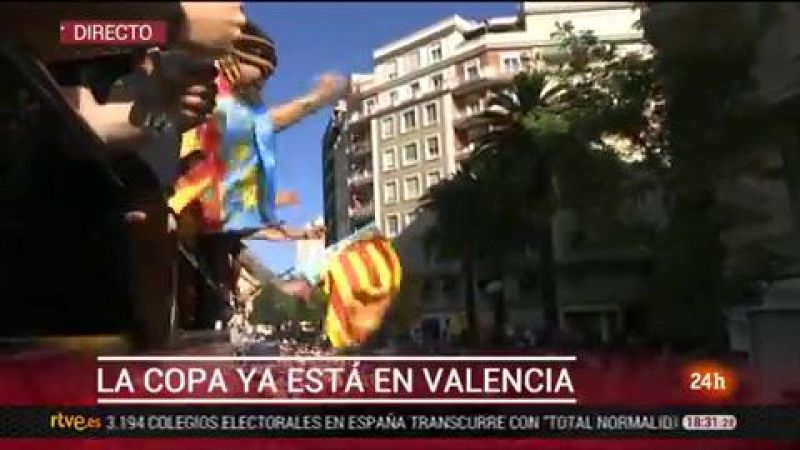 Los jugadores del Valencia pasean la Copa del Rey ganada este sábado en la final al Barcelona por las calles de Valencia camino de Mestalla, que espera a sus ídolos.