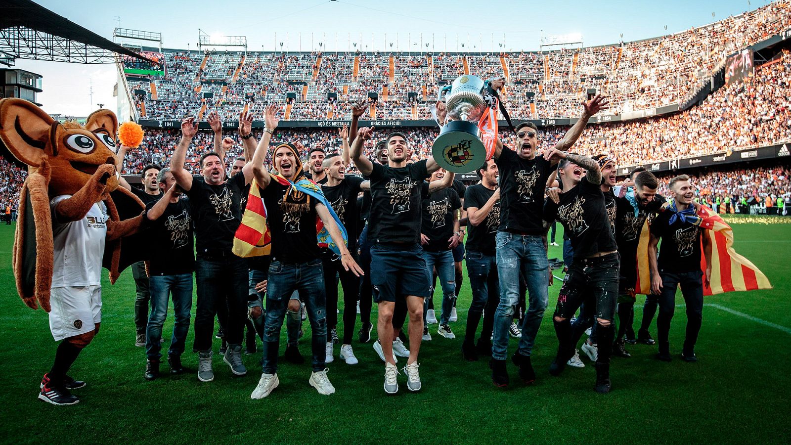 Los jugadores del Valencia han celebrado con su afición en el estadio de Mestalla la consecución de la Copa del Rey, conquistada este sábado tras derrotar al Barcelona en Sevilla.