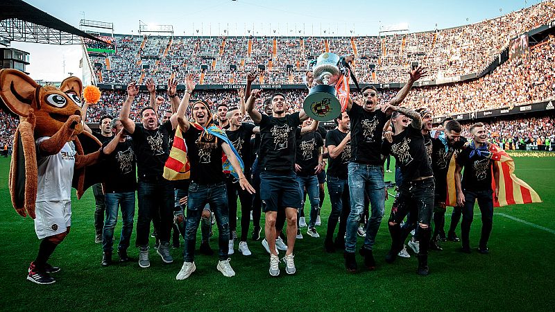 Los jugadores del Valencia han celebrado con su afición en el estadio de Mestalla la consecución de la Copa del Rey, conquistada este sábado tras derrotar al Barcelona en Sevilla.