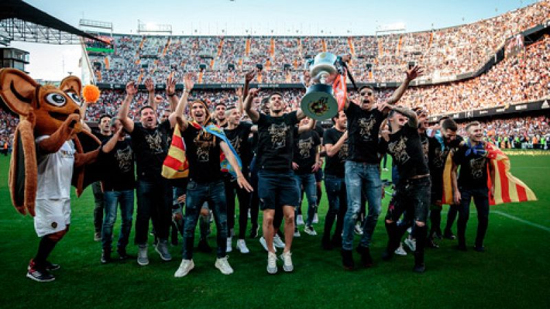 Los jugadores del Valencia han celebrado con su afición en el estadio de Mestalla la consecución de la Copa del Rey, conquistada este sábado tras derrotar al Barcelona en Sevilla.