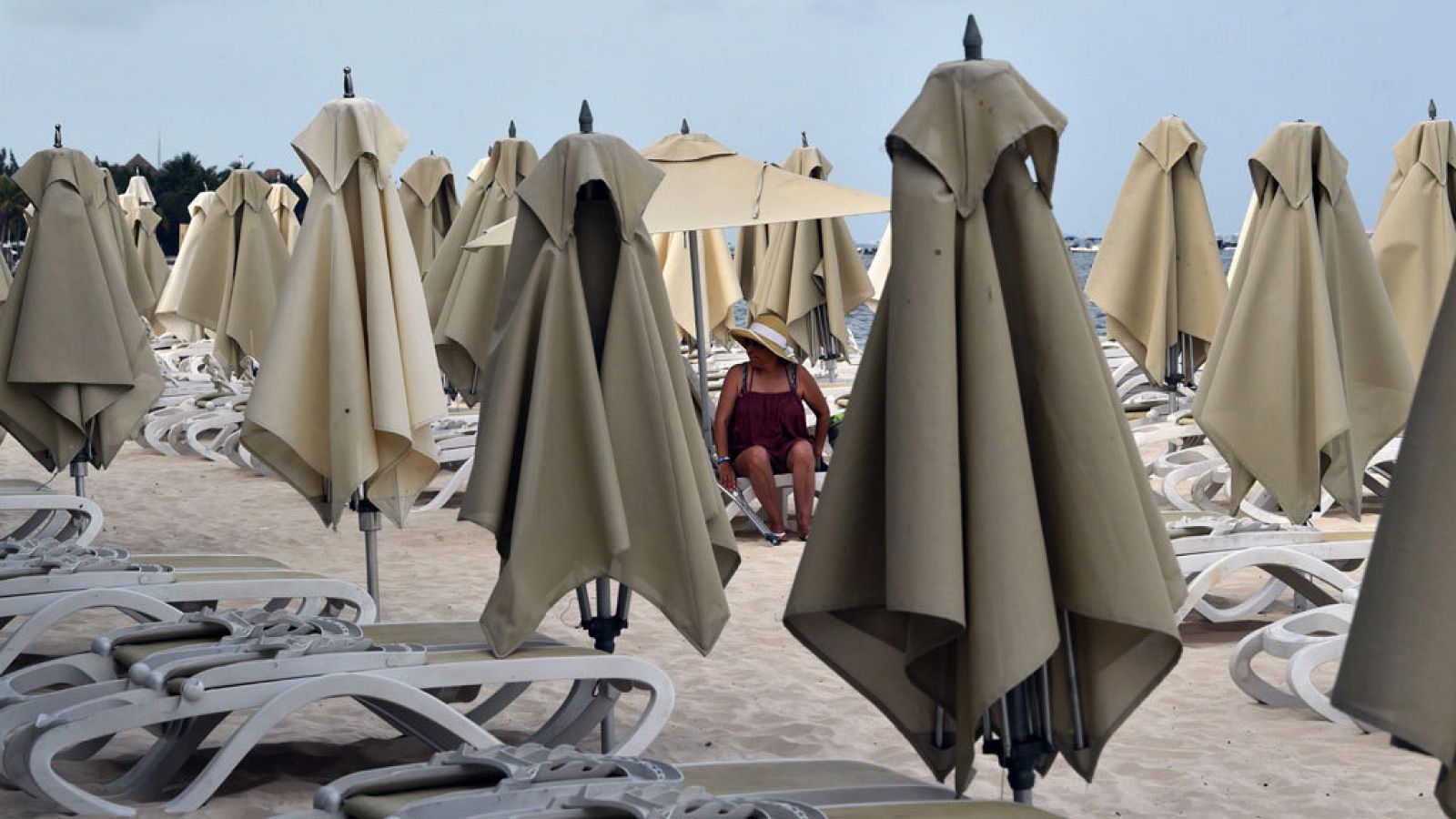 Tiempo estable con cielos poco nubosos o  despejados