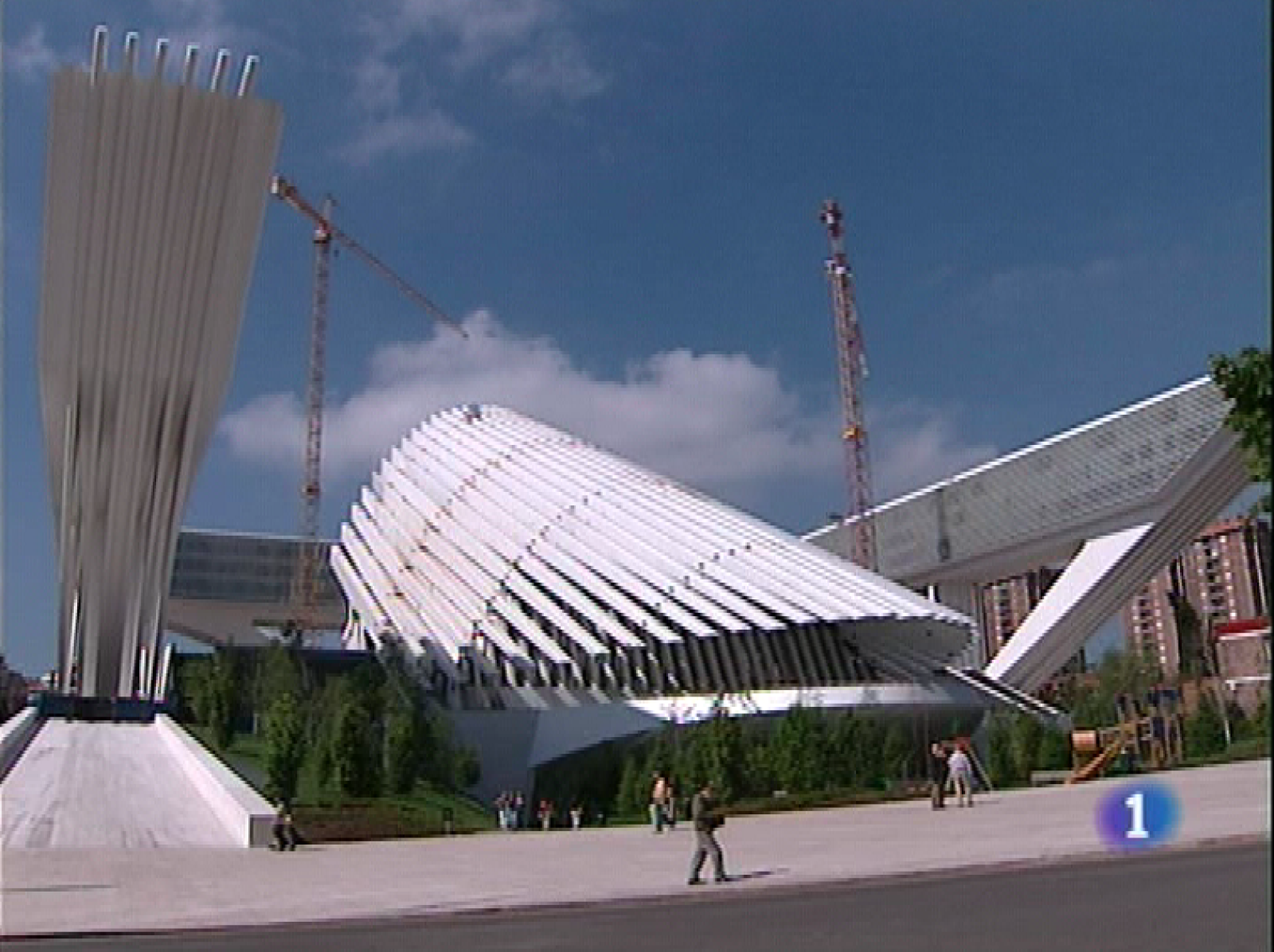  El edificio que el arquitecto Santiago Calatrava ha construído en Oviedo no es cómodo para los trabajadores de las consejerías de Turismo y Presidencia que están instalados allí. Hoy se han manifestado para denunciar que el vanguardista inmueble tiene una climatización deficiente y una distribución de espacios agotadora, entre otros problemas. Además hoy el Parlamento asturiano ha rechazado una propuesta del Partido Popular para que la píldora del día después no pueda dispensarse en las farmacias sin receta médica. El Partido Socialista e Izquierda Unida han dicho que no y la píldora del día después se venderá sin receta.