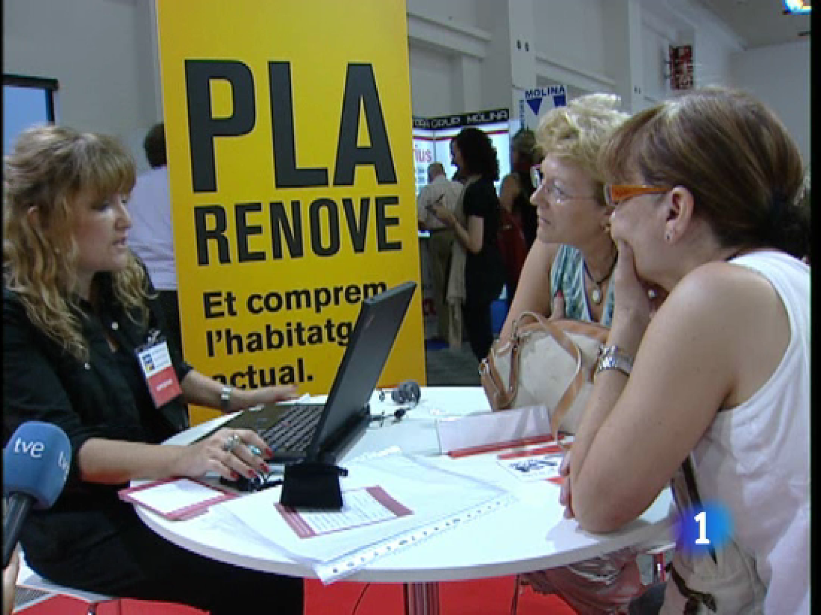 Estos días se puede visitar el salón inmobiliario Low Cost de Barcelona. Muchos vendedores esperan animar a los consumidores no sólo con descuentos, de incluso el 50%, sino con nuevas formas de de venta.