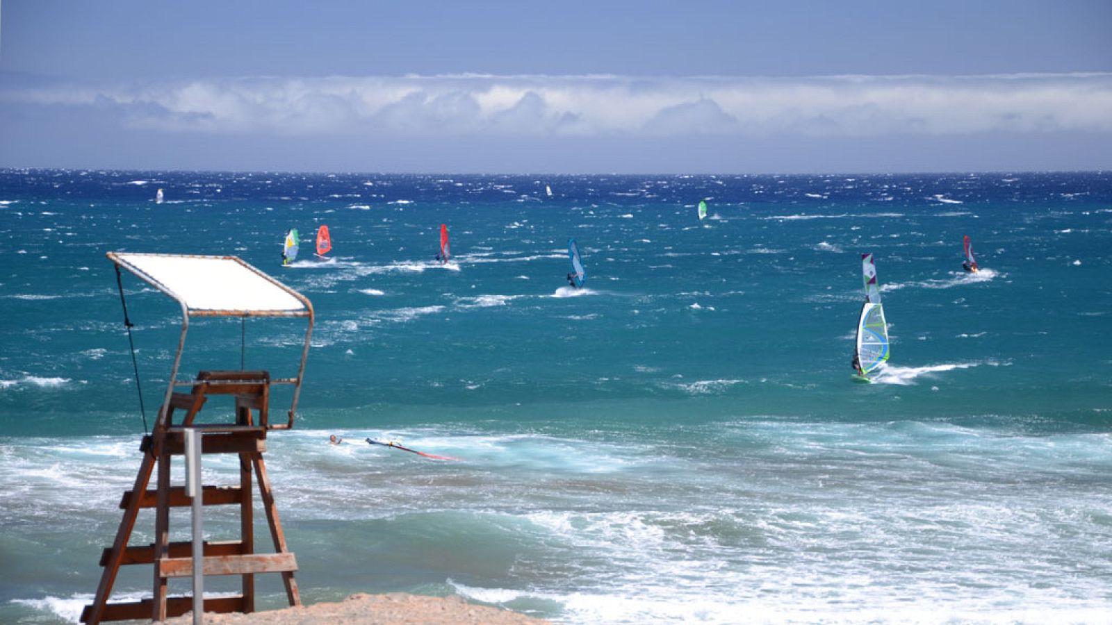 Intervalos de viento fuerte en el Ampurdán, bajo Ebro, y Canarias - Ver ahora