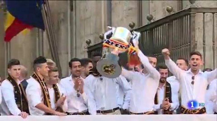 El Valencia presenta la Copa a la patrona y las autoridades locales