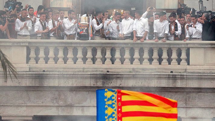 Telediario 1 - El Valencia presenta la Copa a la patrona y las autoridades locales