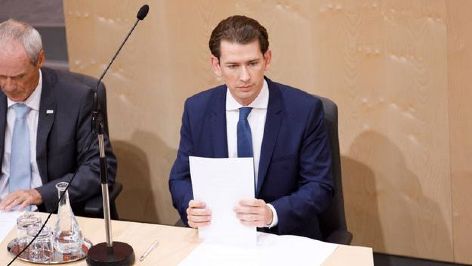 Telediario 1: El Parlamento austríaco destituye a Kurz por la supuesta corrupción de la ultraderecha | RTVE Play