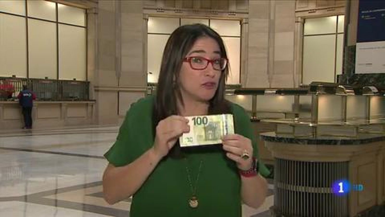 Los Nuevos Billetes De 100 Y 0 Euros Mas Practicos Y Seguros Ya Estan En Circulacion Rtve Es