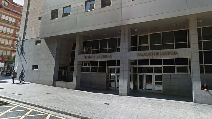 Condenan a 13 años de cárcel a tres acusados de abusar sexualmente de una chica en Bilbao y difundirlo con el móvil