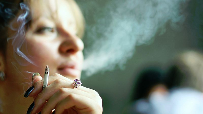 El número de fumadores ha aumentado un 3,3% en España entre 2017 y 2019, hasta situarse en el 23,3% de la población, y aunque cerca del 80% cree que el tabaco es perjudicial para la salud, la media de consumo diario se sitúa en 10,7 cigarrillos, lo q