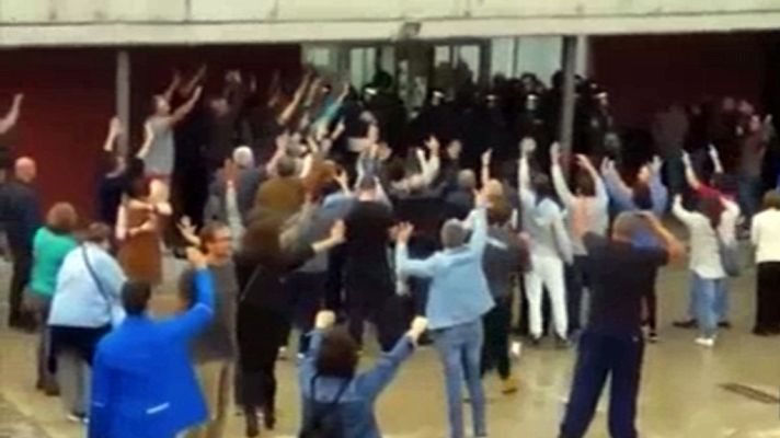 Informativo 24h - La Policía intenta entrar en un colegio electoral en Dosrius y se retiran finalmente