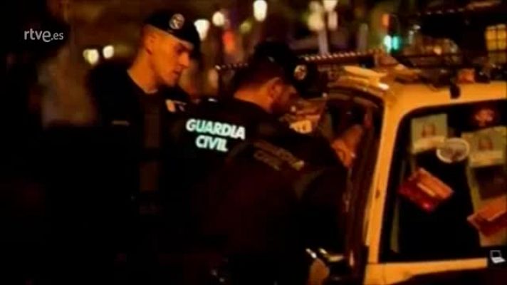 Informativo 24h - Los guardias civiles comprueban los daños mientras la gente grita "esta noche os vais sin coches"