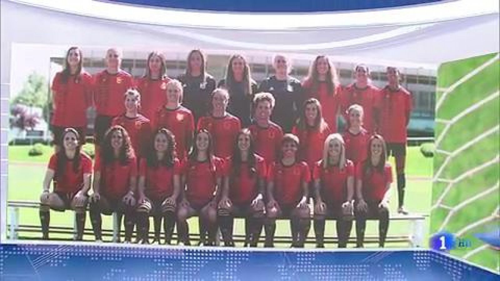 Telediario 1: La selección española femenina se hace la foto oficial sobre ruedas | RTVE Play