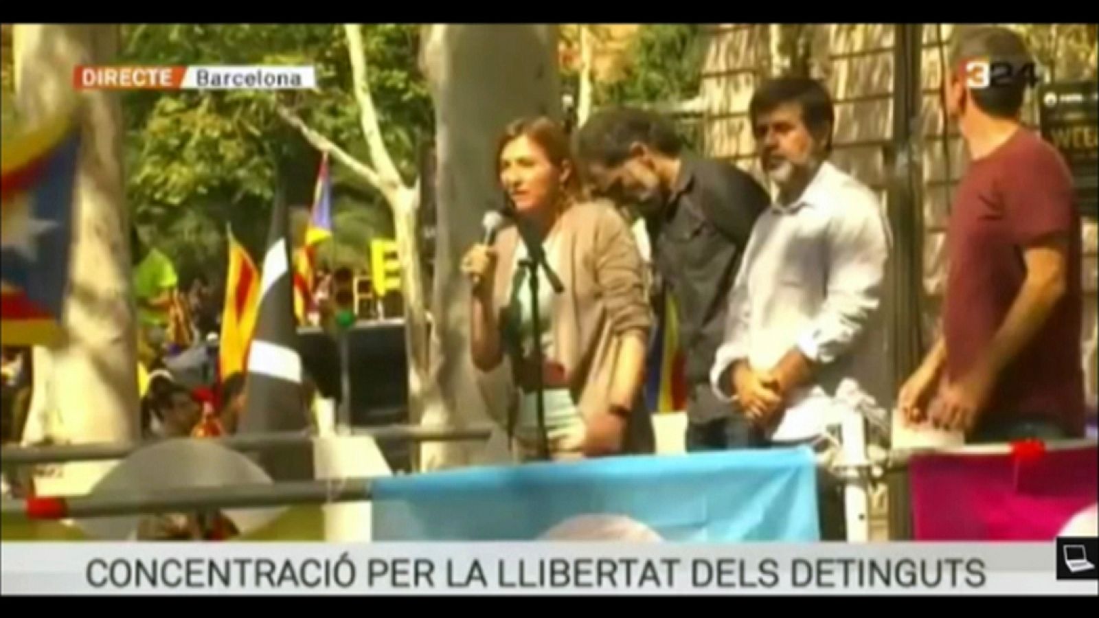 Forcadell pide a la gente concentrada ante el TSJC que vayan a votar el 1-O