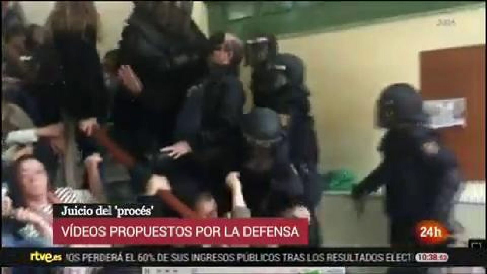 Juicio procés: Un policía salta sobre un ciudadano en el colegio Pau Claris, en este vídeo de las defensas