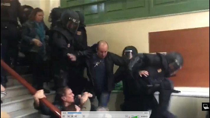 Informativo 24h - Un agente de Policía salta sobre un ciudadano en el colegio de Pau Claris de Barcelona