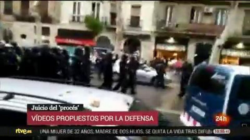 Un agente de policía judicial da una patada a un hombre mayor en el suelo