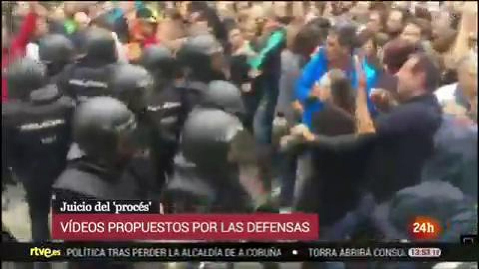 Juicio procés: Agentes de policía golpean con las porras a concentrados en el colegio Verd de Girona