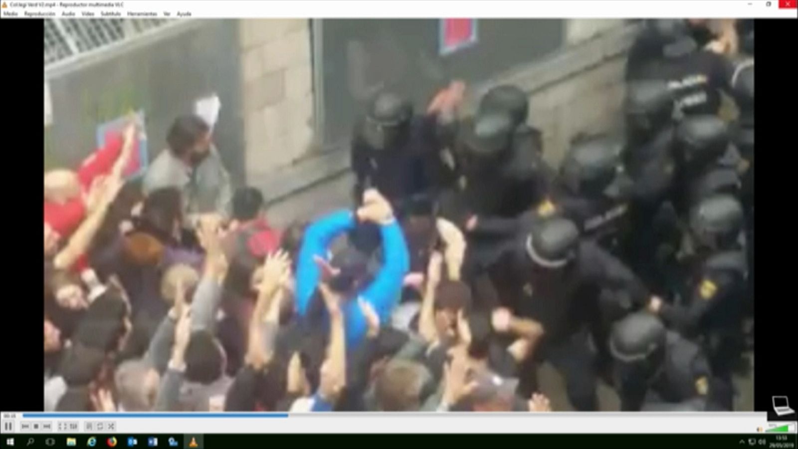 Agentes de Policía cargan contra los concentrados en el colegio Verd en Girona