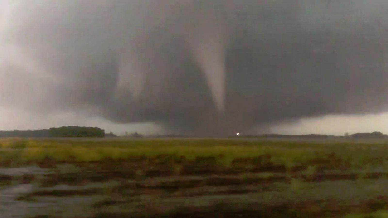 Telediario 1: Cientos de tornados azotan Estados Unidos | RTVE Play