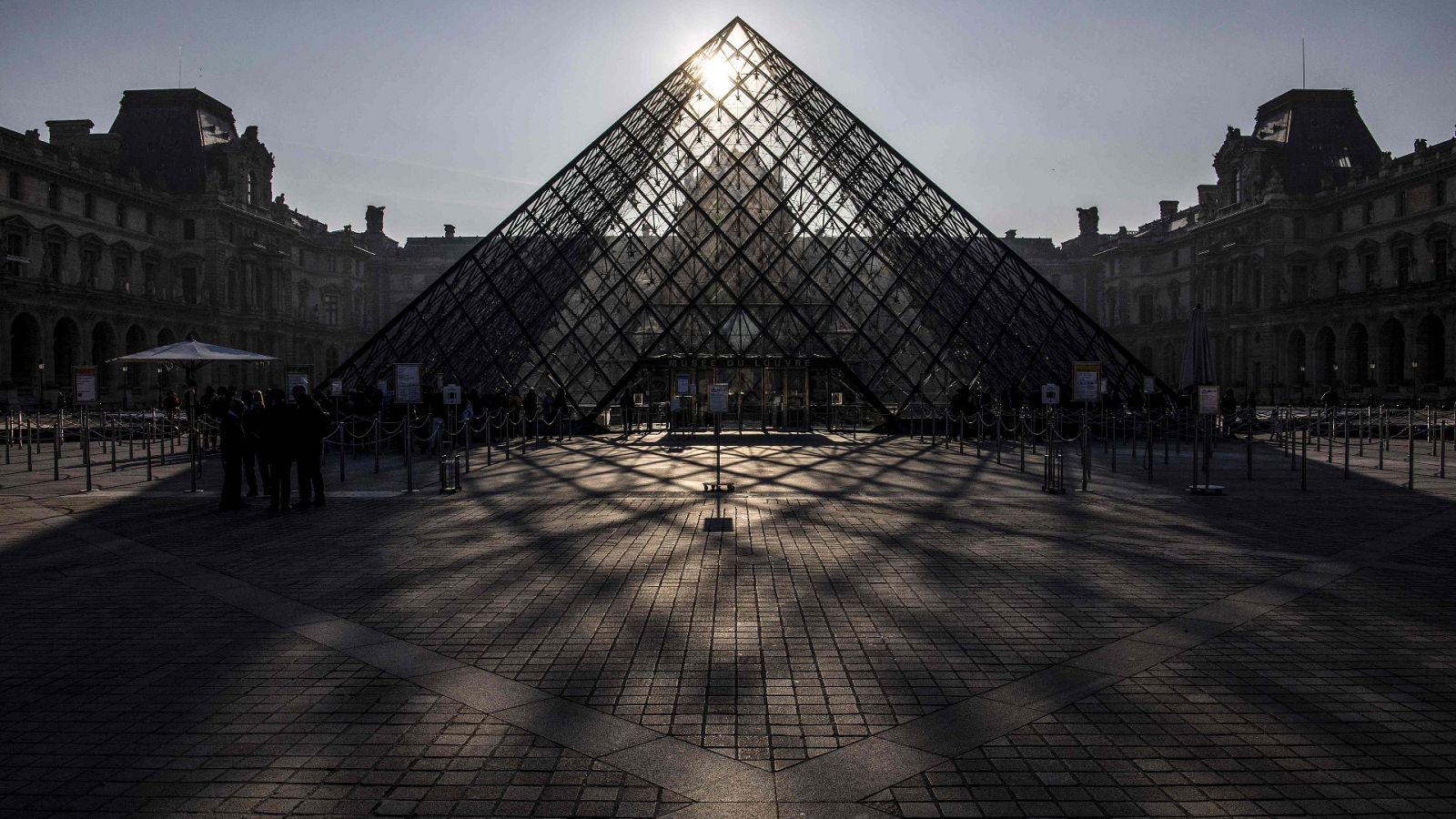 La seguridad del Louvre protesta por la masificación del museo | Ver
