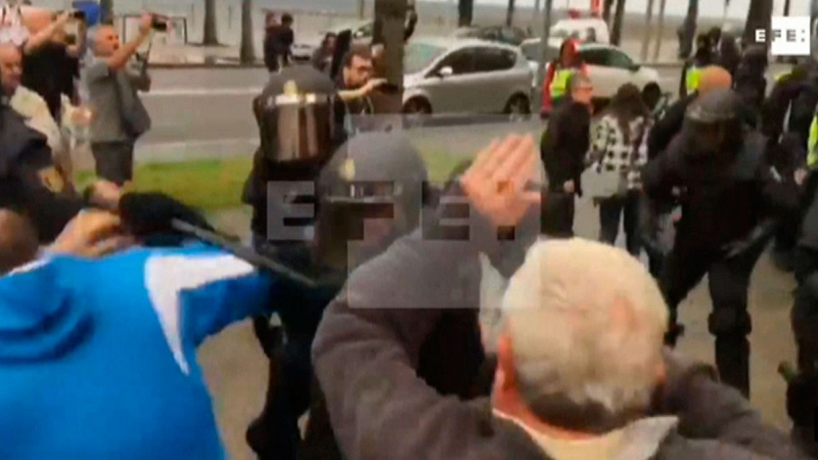 Agentes de policía cargan contra los concentrados el 1-O en la Escuela Mediterráneo de Barcelona