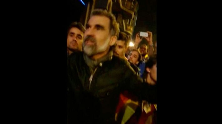 Informativo 24h - Jordi Cuixart pide a la gente que se marche de la concentración ante la Conselleria de Economía el 20S