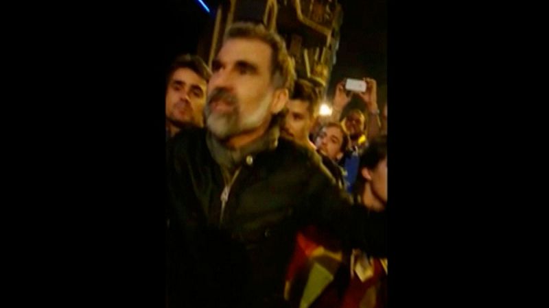 Jordi Cuixart pide a la gente que se marche de la concentración ante la Conselleria de Economía el 20S