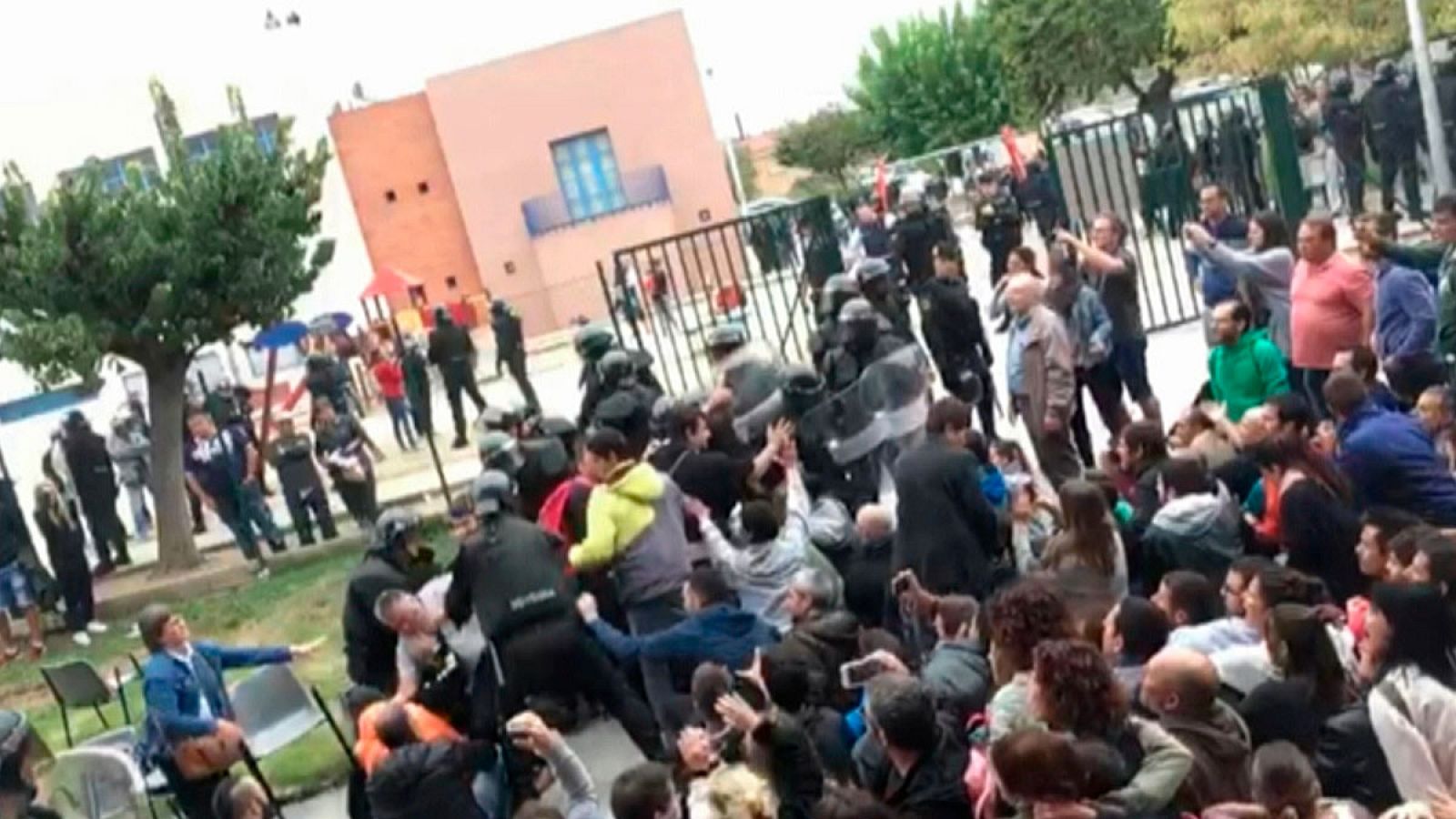 Agentes de Policía Nacional derriban a dos personas al entrar en un colegio de Callús el 1-O