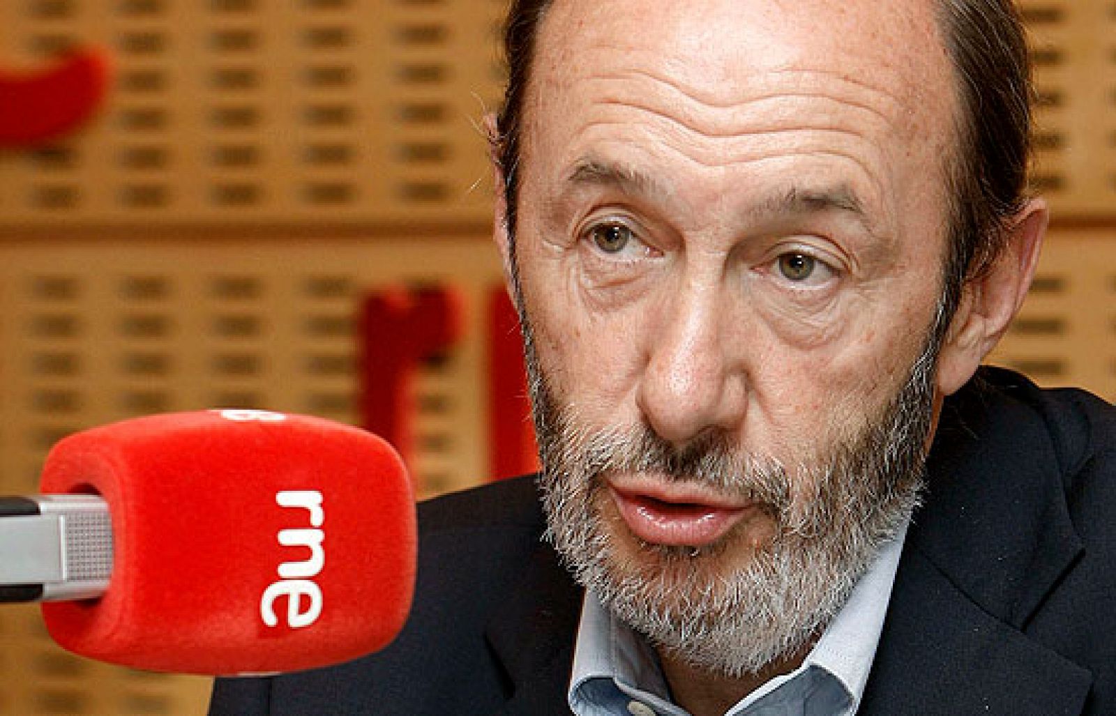 El ministro del Interior, Alfredo Pérez Rubalcaba, ha asegurado en declaraciones a Radio Nacional que la Guardia Civil evitó un golpe psicológico de ETA, al frustrar la fuga de dos etarras de la cárcel.   