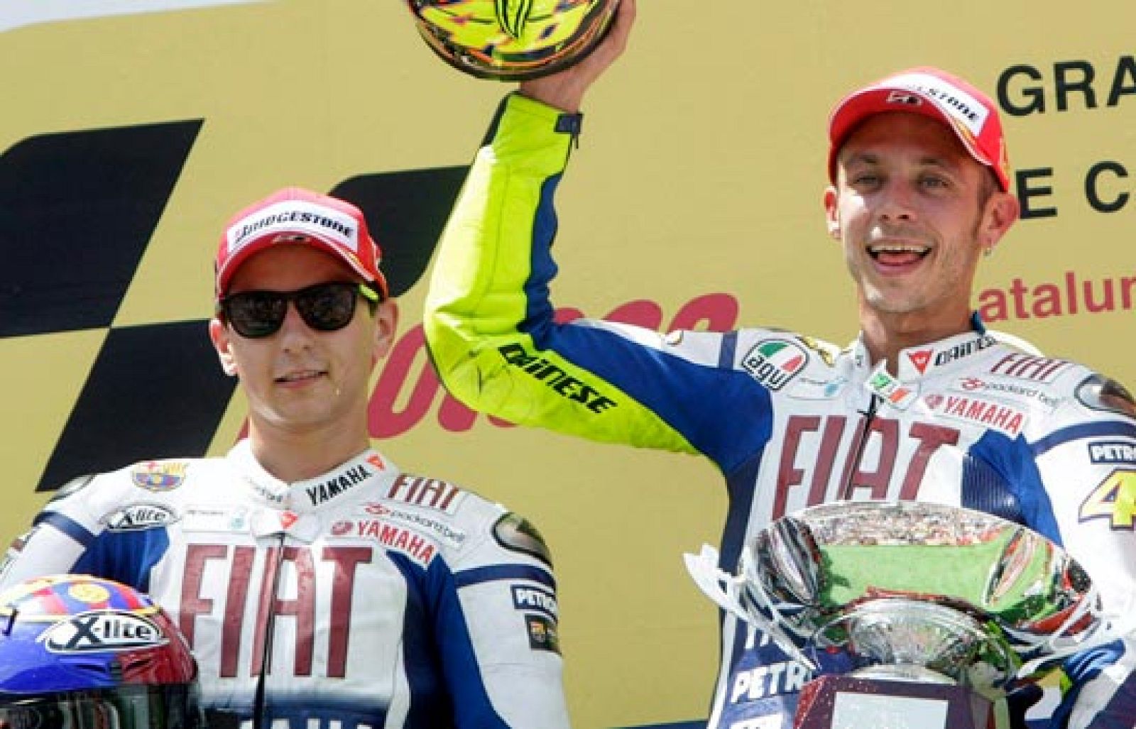 Rossi y Lorenzo han protagonizado una carrera legendaria en Montmeló.