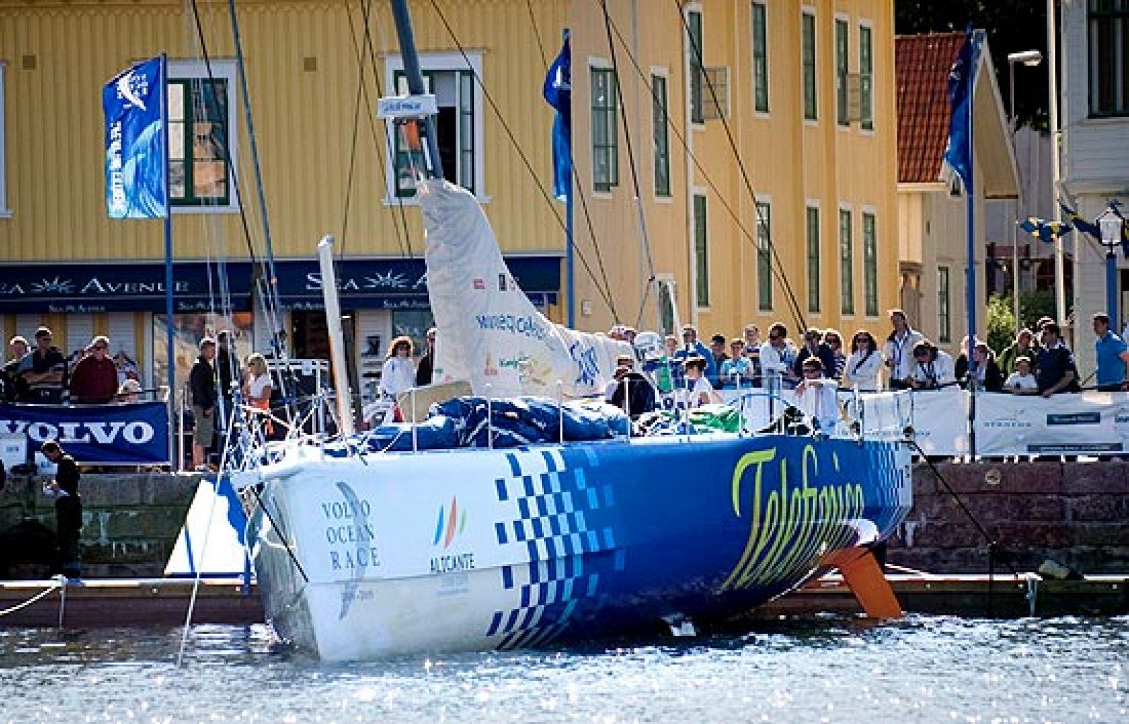 El Telefónica Azul choca con una roca | Ver
