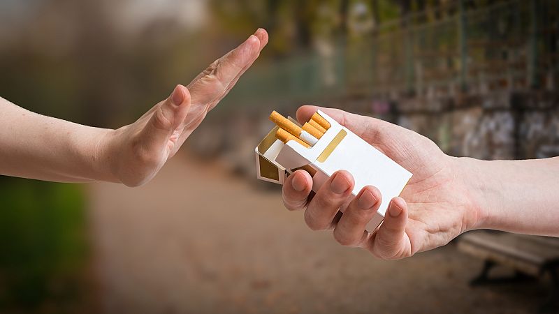 El tabaquismo causa en España 60.000 muertes cada año. Según estudios recientes, cuanto antes se empieza a fumar más se incrementa el riesgo de mortalidad. En España los jóvenes se inician dos años antes que la media europea. La Sociedad Española de 