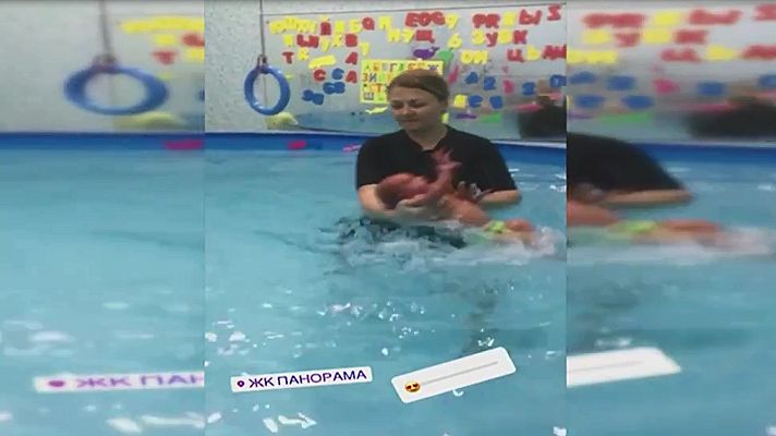 Telediario 1 - Una entrenadora rusa sumerge a niños discapacitados bajo el agua de la piscina como terapia de choque