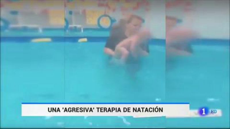 Una entrenadora rusa sumerge a niños discapacitados bajo el agua de la piscina como terapia de choque