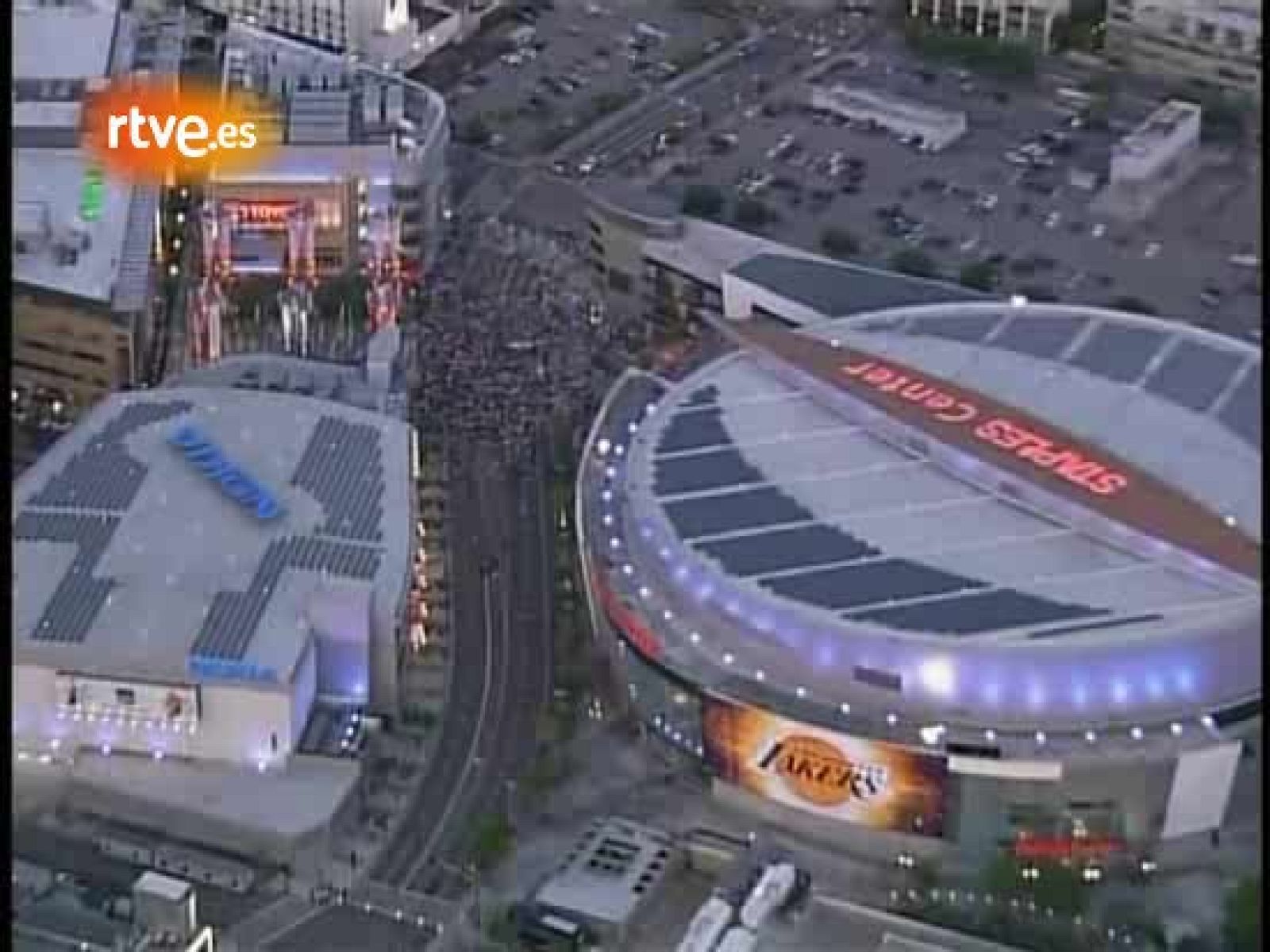 Muchos aficionados de los Lakers han celebrado el título de su equipo en Los Angeles. La policía ha tenido que detener a 25 personas que han cometido actos de vandalismo.